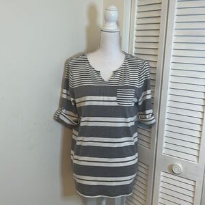 𝅺CROFT&BARROW Grey and White Striped Tee Shirt.  Size Large